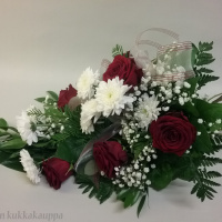 hautakimppu4 punainen ruusu+valkoinen kryssa+harso